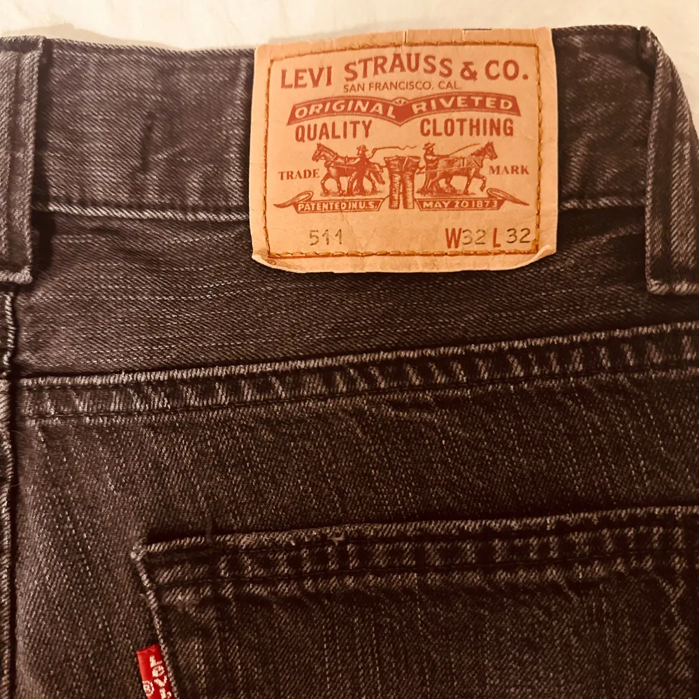 Säljer dessa levis jeans eftersom de är lite förstora på mig i midjan❤️ skulle säga att de sitter som S❤️gammal bootcut modell❤️. Jeans & Byxor.