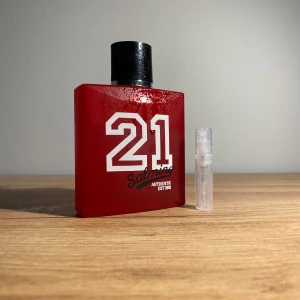 Salming 21 EdT (2ml tester) - Salming 21 EDT: En sofistikerad maskulin doft för mannen med självförtroende. Friska citrusnoter möter varm ceder och sensuell mysk. En tidlös signatur. 2ml flaskan räcker till ca 50 sprej vilket motsvarar ca 10-20 tillfällen beroende på sprej mängd.
