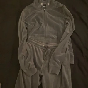 Gina Tricot Velour set - Koftans ”band” är borta (kolla fjärde bilden!) Ni får både tröjan och byxan!