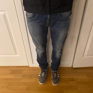 Ett par otroligt feta replay jeans i modellen ”anbass”. Bra skick. Storlek 33/34. Pris går att diskutera.