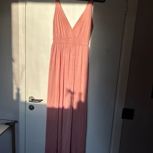 Klänning  - Jätte fin klänning som är slitad fram och har body under, storlek xs