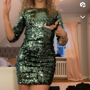 Cocktail klänning - Köpte denna klänning till min skiva som hade cocktail tema! Älskar denhär klänningen och den sitter superbra men kommer ju tyvärr inte till användning mer! 😩