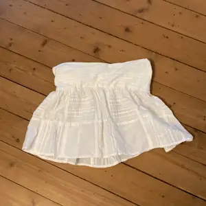 En vit volang kjol perfekt nu inför sommaren. Köpt här på plick, inte så stretchig i midjan så titta på måtten  Kontakta mig privat vid frågor eller intresse 💗