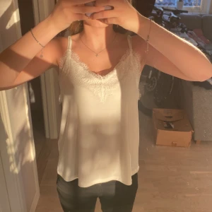 Spets linne - Helt ny vitt spets linne från New Yorker. Ord pris 90 