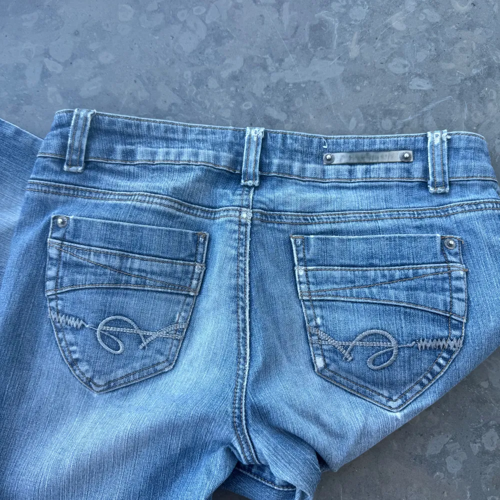 Super snygga jeans. Har ingen bild på då de inte passar mig. Midjemåttet är 40cm tvärsöver och inerbens längden är 77cm💗. Jeans & Byxor.