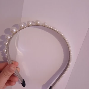 Diadem - Snygg diadem å cool. Är nästan ny  