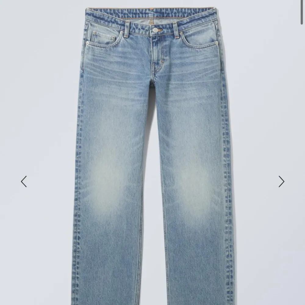 Säljer dessa low waist jeans från Weekday, knappt använda färg: seventeen blue. Jeans & Byxor.