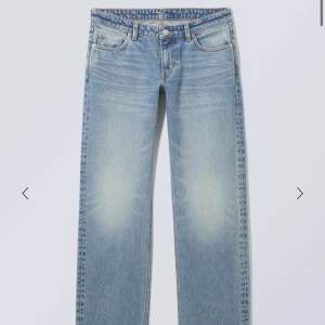 Säljer dessa low waist jeans från Weekday, knappt använda färg: seventeen blue