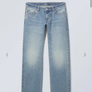 Low waist jeans - Säljer dessa low waist jeans från Weekday, knappt använda färg: seventeen blue