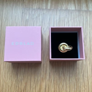Redondo Ring Gold (Edblad) - Edblad ring i storlek M.  Använd en gång, perfekt skick! Säljer för halva priset 249kr (ordinarie pris 499kr). (Säljer pga fel storlek) Priset är fast då ringen är helt ny. 