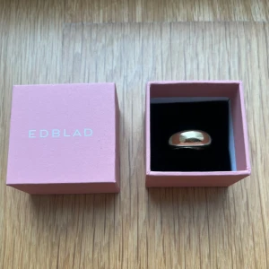 Furo Ring Gold (Edblad) - Edblad ring i storlek S.  Använd en gång, perfekt skick! Säljer för halva priset 199kr (ordinarie pris 399kr).  (Säljer pga fel storlek)
