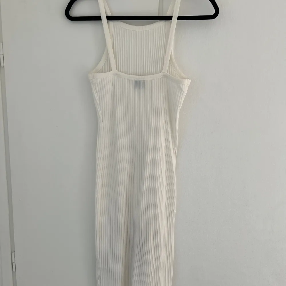 Superfin vit ribbad klänning från Gina tricot i storlek S🥰 Endast använd ett fåtal gånger så den är som ny✨. Klänningar.