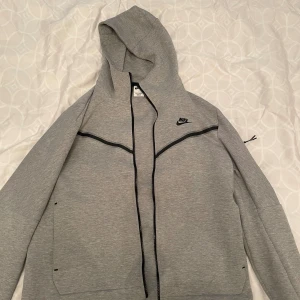 Nike tech fleece  - Hej, säljer nu min Nike tech fleece som inte kommer till användning, storlek L skulle säga att den är mer som en M, Skick 10/10 pris kan diskuteras vid snabb affär!