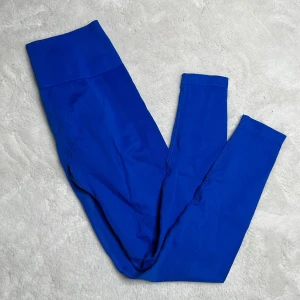 Träningstights  - Blåa träningstights med scrunch  Oanvända Strl: M Saknar logga 