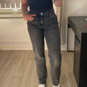 NICKI STUDIOS/ ginatricot - Bra skick, inte slitage. Baksida ben är designen på jeansen
