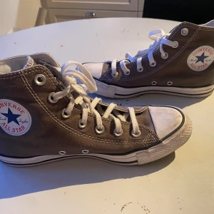 Bruna converse  - Detta är ett par converse som jag har använt fåtal gånger, säljer de då converse är ett märke av skor som inte passar just mina fötter. Skorna är i storlek 39 🌸