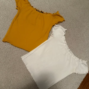 Off-shoulder toppar - Super söta toppar i ribbat material. Båda är storlek XS. Använt fåtal gånger. I bra skick. Säljer båda för 100 kr tillsammans. 