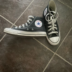 Höga converse sneakers  - Säljer dessa höga converse, de är använda fåtal gånger men lite smutsiga på sulorna🤍