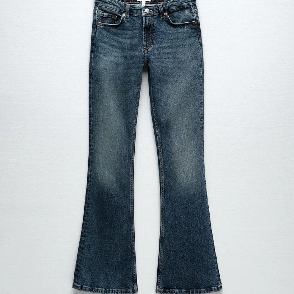 Jätte snygga jeans som tyvärr inte kommer till användning 💗  Köpta för 259kr  Har lite defekter längt ner  Skriv för mer bilder 💗. Jeans & Byxor.
