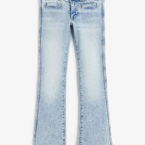 Ljusblå jeans - Säljer nu dessa ljusblåa jeans ifrån hm💕 de har inga defekter och har inte blivit använda då de är lite för korta. Orginal pris är 279kr