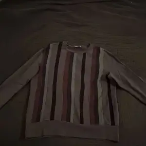Jätteskön och bekväm Acne tröja som har fina färger. Inte använt mycket alls och köptes för 2000 kr för 1 år sen.