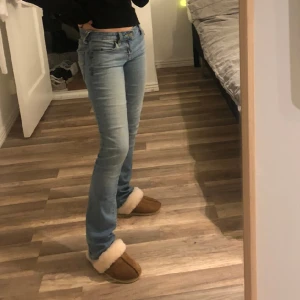 Lågmidjade Jeans - Lågmidjade jeans från märket ”LUCKY BRAND”. supersnygga men används tyvärr inte längre💕har själv sytt in dem i midjan så de passar mig med storlek 32-34 (Det går att spretta upp där jag sytt in midjan så de blir som ”vanligt” igen)❤️‍🔥