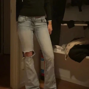 Jeans - Säljer dessa skitsnygga jeans som är köpta här på plick då de tyvärr var lite för små (därav har jag inga egna bilder).  Köpta för 600❤️ 38/39 cm rak över midjan och 86 cm innerbenslängd❤️ 