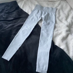 Träningstights - Köpte dessa från Plick och för ett tag sedan och är helt oanvända i perfekt skick✨Vet inte märket på dem