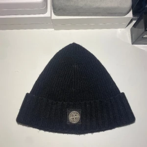 Stone island mössa - Säljer min snygga stone island mössa som jag endast användt 3-5 gånger. Köpt hos Card of Carl för 1500