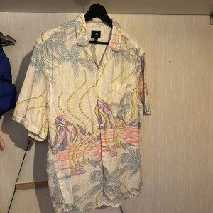 Kortärmad skjorta  - Kortärmad skjorta från hm lite större i Storleken