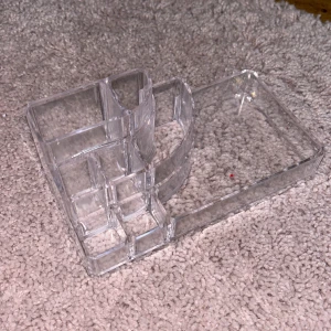 Hållare till smink eller annat - Perfekt hållare för smink, nagellack elelr annat. Älskar den!!