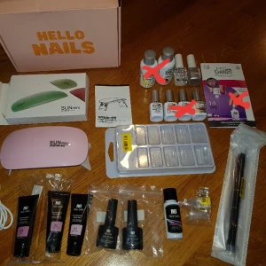 Polygel-kit Hello Nails - Polygel lack med allt du behöver för att göra polygel-naglar, inkl uv-lampa. Medföljer även 7 days nagellack. Endast gjort en hand polygelnaglar, samt använt 7-days-nagellacket 1 gång.
