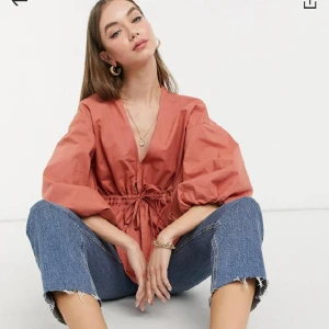 Rosa kimonöverdel med knyt i midjan asos - En stilren rosa topp eller kimonoöverdel med knytning i midjan och puffärmar från asos och användes ett par gånger. 