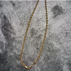 Cordell kedja 18k 6mm - Helt ny guldpläterad cordell kedja av rostfritt stål.   55cm 6mm  Går utmärkt att duscha/använda kedjan i vatten!  Toppkvalitet!