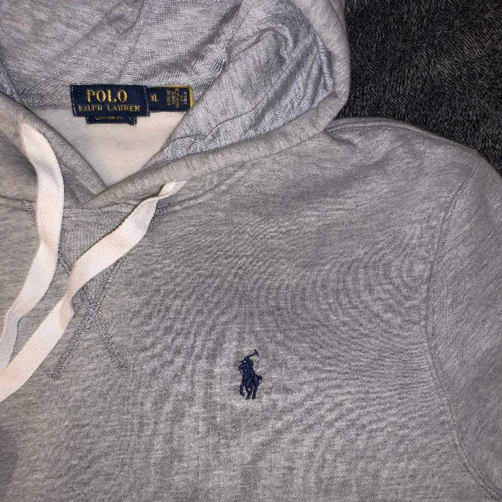 Säljer nu en grå Ralph Lauren hoodie i storlek M( lite mer som L) Aldrig använd och är i nyskick.  Fundera inte att skriva vid frågor. Pris kan diskuteras.. Hoodies.