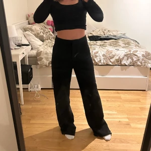 Svarta kostymbyxor - Svarta högmidjade kostymbyxor från H&M i strl 36. Dom är för långa för mig så är något slitna längst ner men jättelätt att sy upp! 