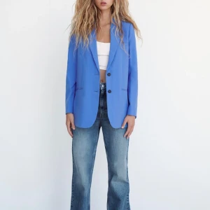 Blå kavaj zara - Superfin blå kavaj från Zara, använt den två gånger bara men den är absolut i superskick, väldigt bekväm och vacker. 