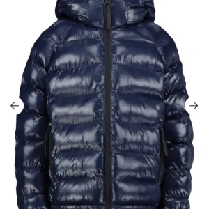 Peak performance jacka - Supersnygg vårjacka i bra skick! Köptes för 2400 kr. Storlek 160 men passar som S. Kom privat för egna bilder eller frågor. Pris går att diskutera💓