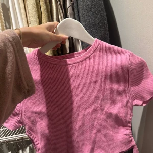 Topp Zara - En Rosa topp från zara med öppna kanter på sidan