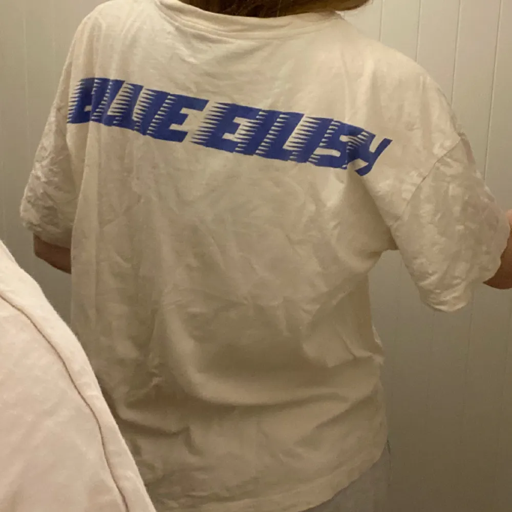 vit t-shirt med billie eilish tryck där bak och där fram. köpt på h&m. storlek M. pris går alltid att diskutera! . T-shirts.