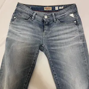 Supersnygga jeans från replay, inga defekter, rakare bootcut, köpt för 500 aldrig anvädna 