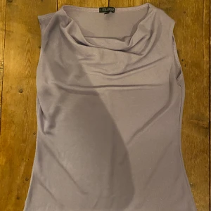 Lila festtopp - Perfekt festtopp i lila glittrigt tyg