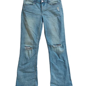 Lågmidjade bootcut jeans  - Lågmidjade bootcut jeans i bra skick!! Säljer för dem tyvärr blivit små 😔❤️