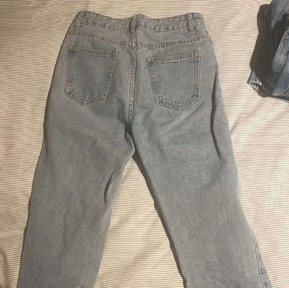 Jeans köpt från SHEIN några månader sedan. Storlek 34. Färg: ljusblå. Säljs åt min syrra då den inte passar hennes stil längre. Vid frågor eller funderingar får du gärna höra av dig🤗. Jeans & Byxor.