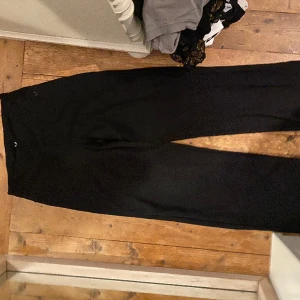 Träningsbyxor med vida ben.  - Assnygga sköna byxor från SOC, tyvärr lite korta på mig därför säljer jag.