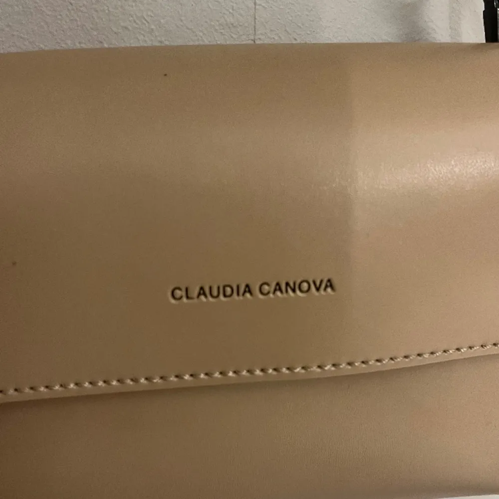 Säljer denna superfina Claudia Nova väskan, köpt på ASOS för ett tag sen men den kommer tyvärr inte till användning 💕 använd gärna köp nu funktionen ❤️. Väskor.
