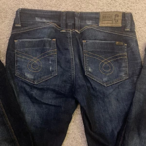 Lågmidjade jeans - Jättefina lågmidjade jeans som int kommer till användning längre. De är 2 knappar men den går att ”vika” så de ser ut som 1 knapp💕 Inga defekter, skriv om du vill ha fler bilder elr vid frågor💕