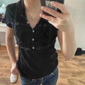 svart topp - en jättesöt svart topp med knappar💞 