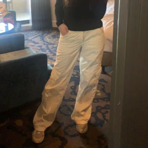 Lågmidjade cargobyxor - Snygga bdg cargo pants från urban outfitters, bra skick & är 161 cm 🤎 Innerbenslängd: 79 Midja: 37