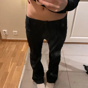 randiga kostymbyxor - köpta här på plick men är i fint skick! älskar dem men de är för stora i midjan😭 står storlek 36 men är 38 enligt mig! sitter lowrise/midrise och går att vika ner om man vill ha de mer lowrised🫶midjemått: 75cm + ca 5cm stretch (~80cm), innerben: 76cm